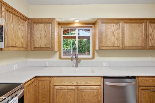 755 S 4th Street, Central Point, OR 97502