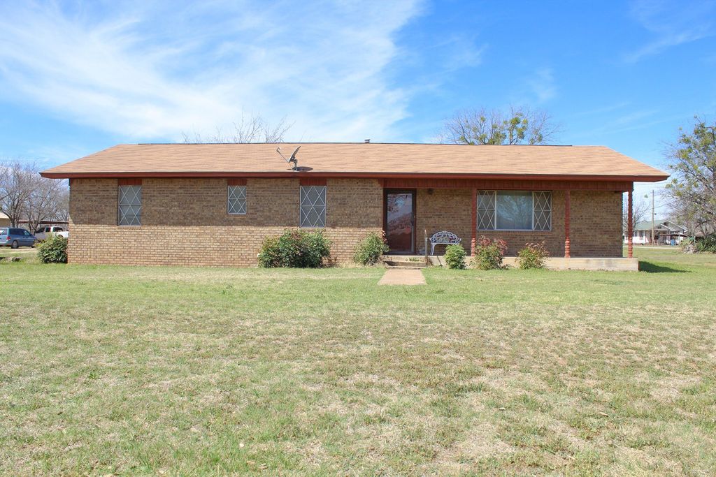 308 N Cottonbelt Avenue, Gustine, TX 76455