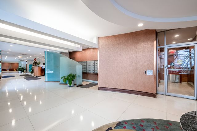 6301 N Sheridan Road 14J, Chicago, IL 60660