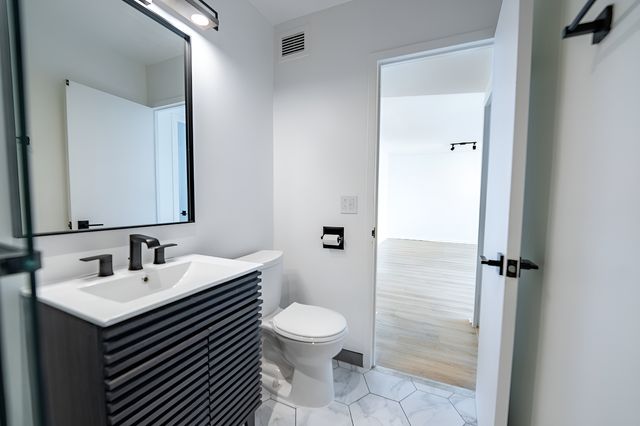 6301 N Sheridan Road 14J, Chicago, IL 60660