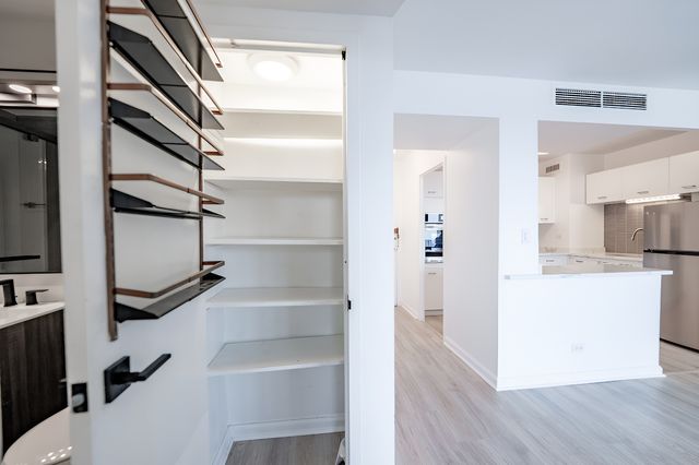 6301 N Sheridan Road 14J, Chicago, IL 60660