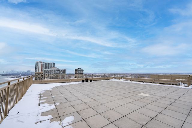 6301 N Sheridan Road 14J, Chicago, IL 60660