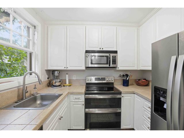 2250 Ne FLANDERS St 3, Portland, OR 97232