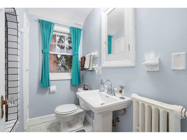 2250 Ne FLANDERS St 3, Portland, OR 97232