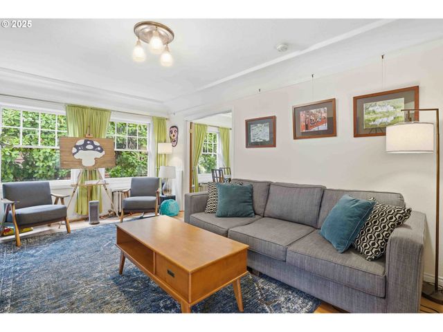 2250 Ne FLANDERS St 3, Portland, OR 97232