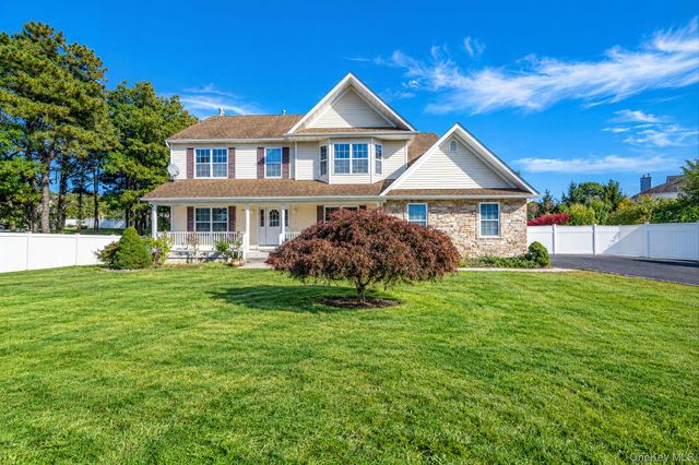 40 Bloomington Street, Medford, NY 11763
