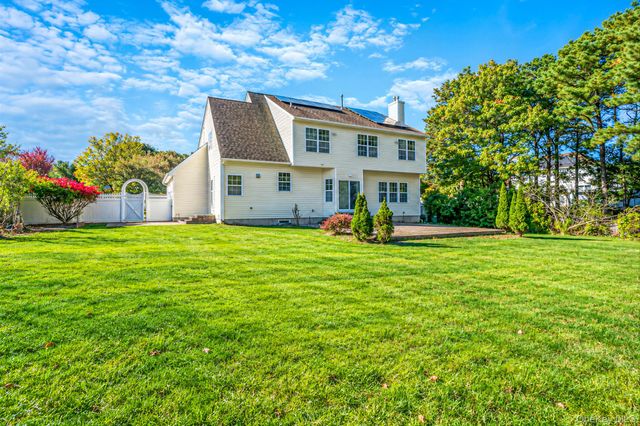40 Bloomington Street, Medford, NY 11763