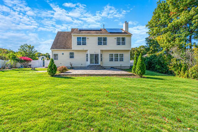 40 Bloomington Street, Medford, NY 11763