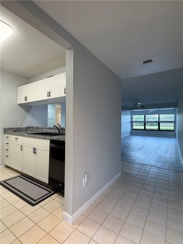 30 Plantation Drive 101, Vero Beach, FL 32966