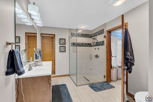 2720 SW College AVE, Topeka, KS 66611