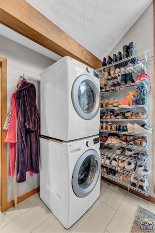 2720 SW College AVE, Topeka, KS 66611