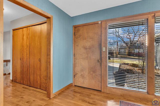 2720 SW College AVE, Topeka, KS 66611