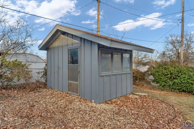 2720 SW College AVE, Topeka, KS 66611