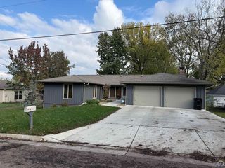 2720 SW College AVE, Topeka, KS 66611