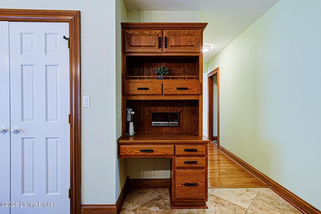 601 Oak Branch Rd, Louisville, KY 40245