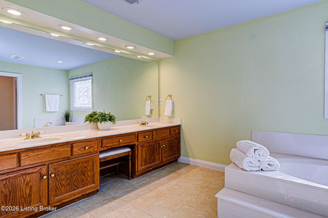 601 Oak Branch Rd, Louisville, KY 40245