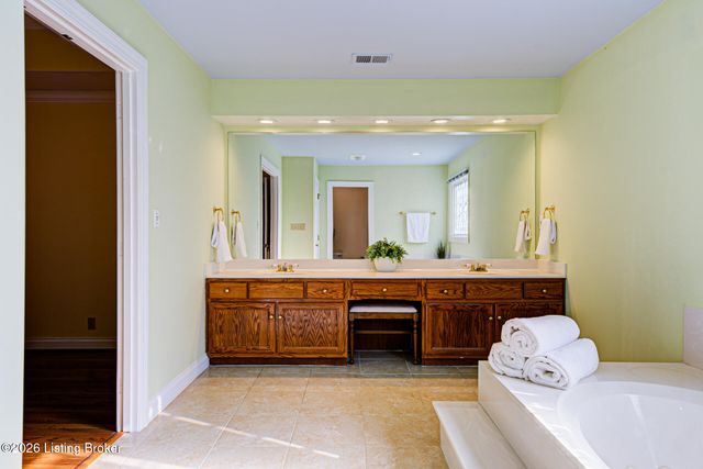 601 Oak Branch Rd, Louisville, KY 40245