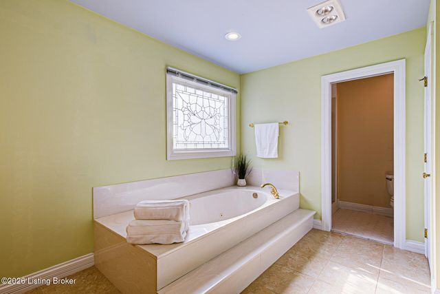 601 Oak Branch Rd, Louisville, KY 40245