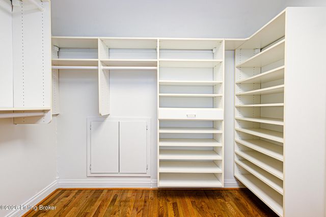 601 Oak Branch Rd, Louisville, KY 40245