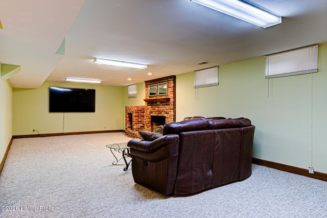 601 Oak Branch Rd, Louisville, KY 40245