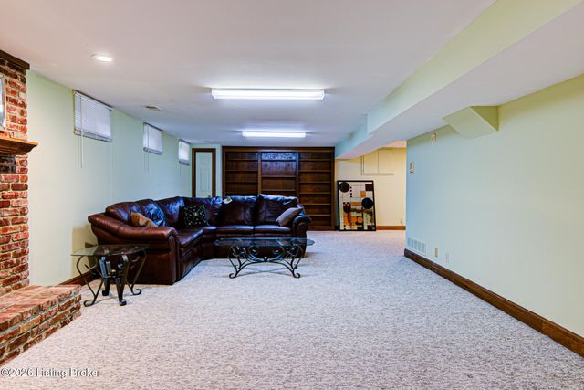 601 Oak Branch Rd, Louisville, KY 40245