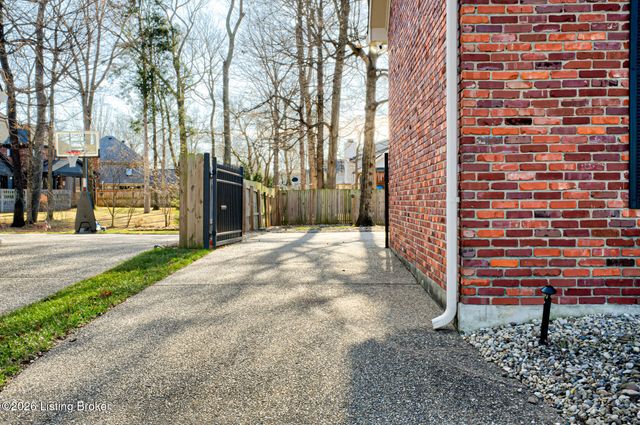 601 Oak Branch Rd, Louisville, KY 40245