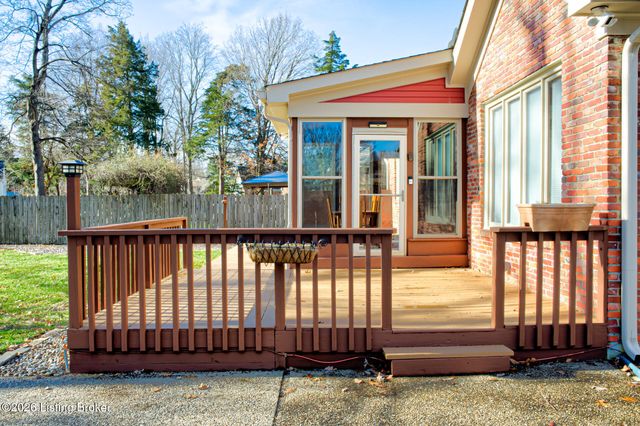 601 Oak Branch Rd, Louisville, KY 40245