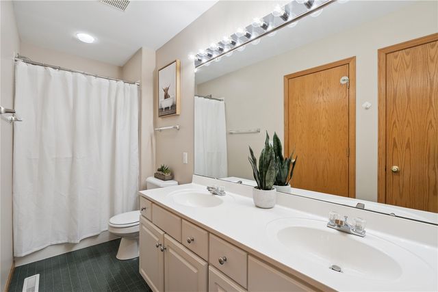 1426 Crossings Court NE, Cedar Rapids, IA 52402