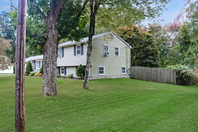 36 Pinecrest Road, North Stonington, CT 06359