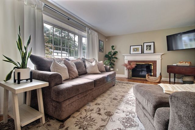 36 Pinecrest Road, North Stonington, CT 06359