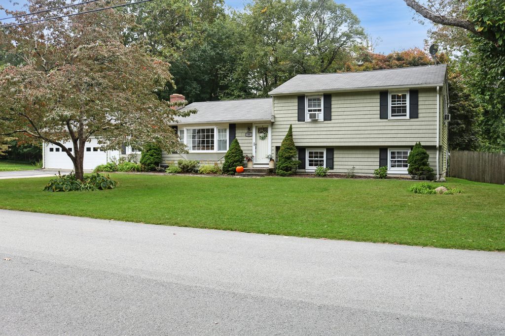 36 Pinecrest Road, North Stonington, CT 06359