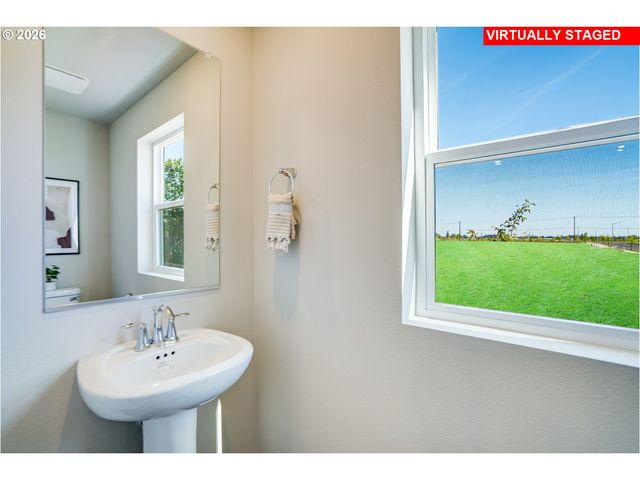 876 Sifuentez Ct, Woodburn, OR 97071