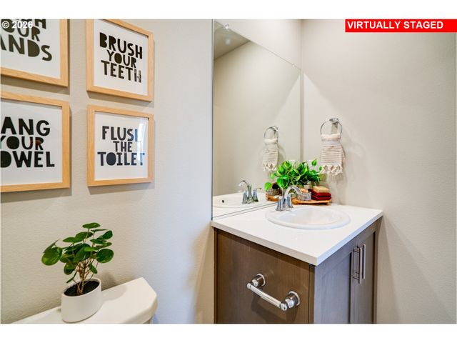 876 Sifuentez Ct, Woodburn, OR 97071