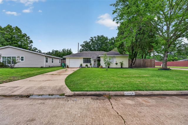 13919 Santa Teresa Road, Houston, TX 77045