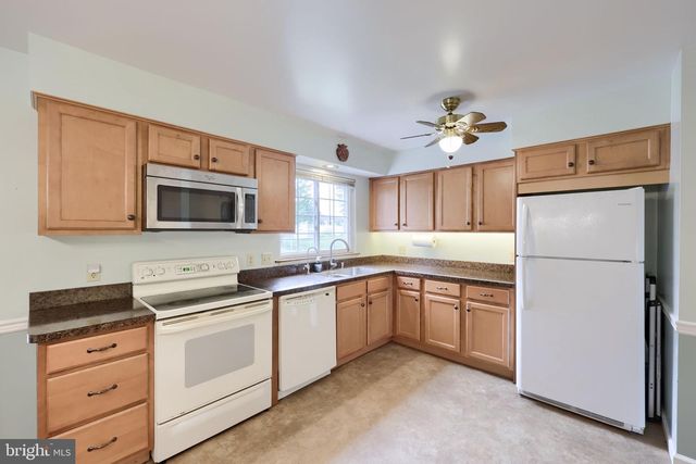 2514 SPLIT RAIL DR, East Petersburg, PA 17520