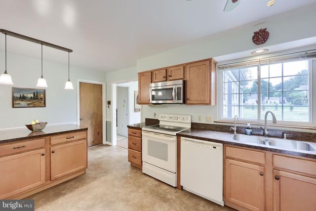 2514 SPLIT RAIL DR, East Petersburg, PA 17520