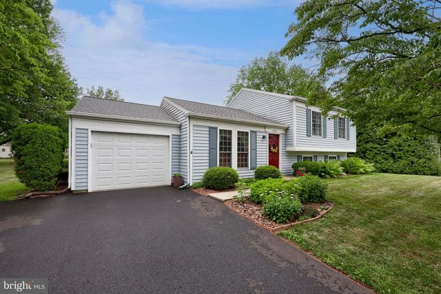 2514 SPLIT RAIL DR, East Petersburg, PA 17520