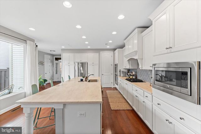 20433 SAVIN HILL DR, Ashburn, VA 20147