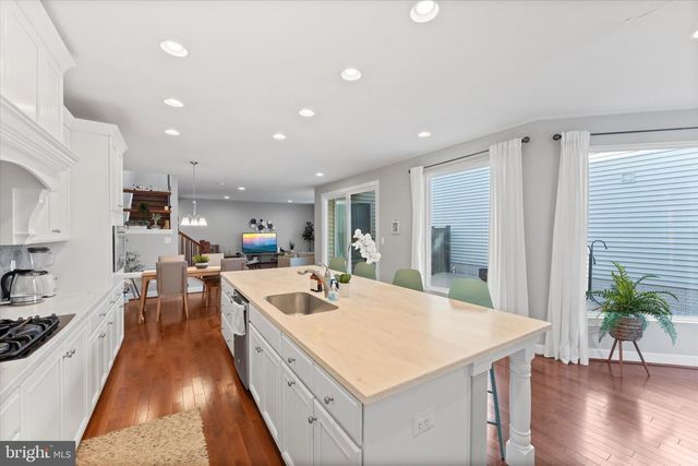 20433 SAVIN HILL DR, Ashburn, VA 20147