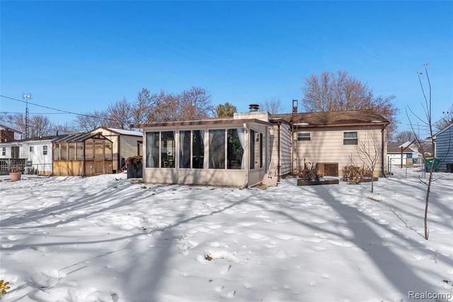 608 Autumn Drive, Flushing, MI 48433