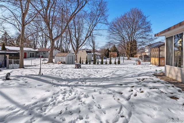 608 Autumn Drive, Flushing, MI 48433