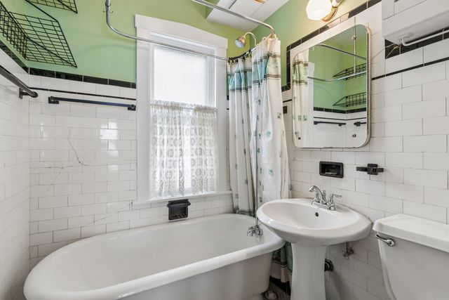 5228 N Ludlam Avenue, Chicago, IL 60630