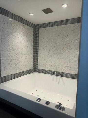 200 Biscayne Boulevard Way 4013, Miami, FL 33131