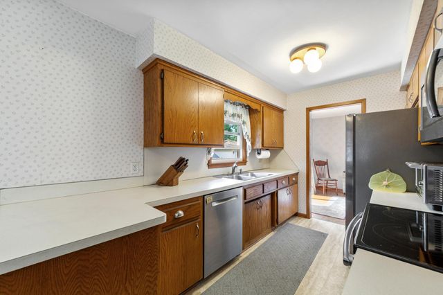 7049 Ewing Avenue N, Brooklyn Center, MN 55429