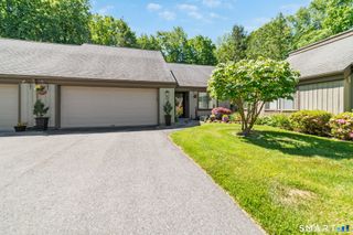 28 Heritage Crest E, Southbury, CT 06488
