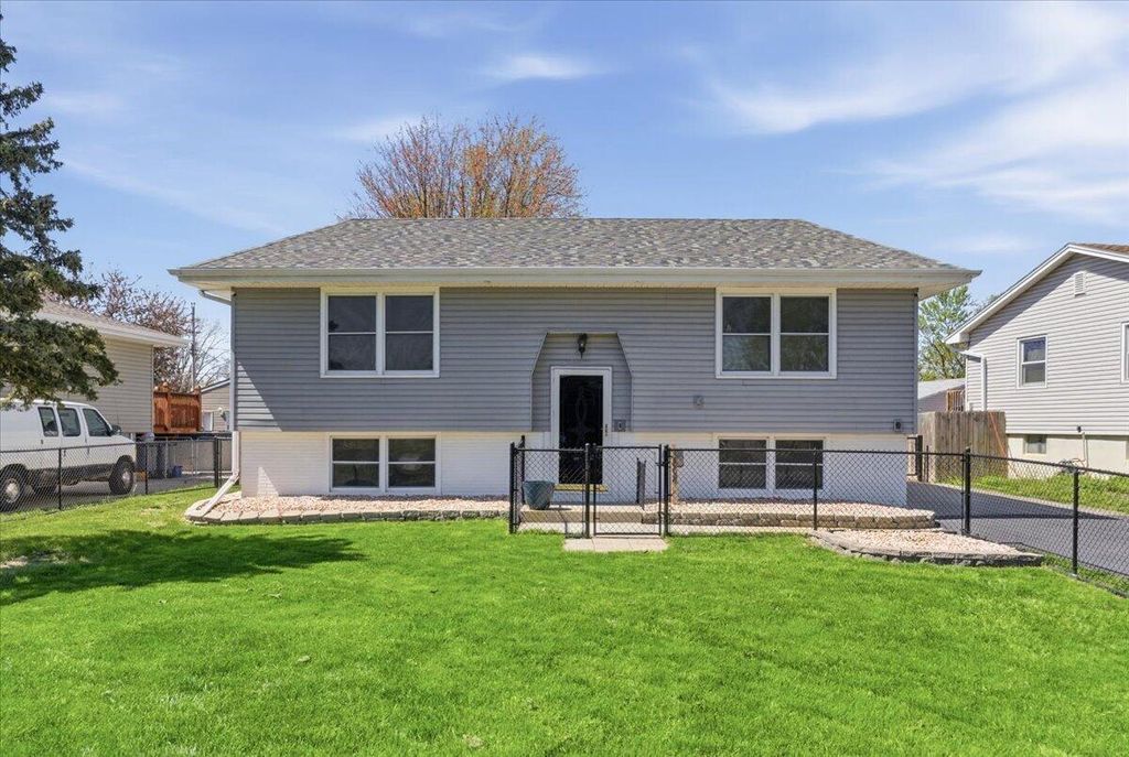 3808 RAMELLE Drive, Council Bluffs, IA 51501