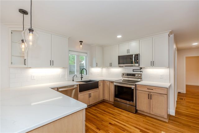 8 Barnes Street, Smithfield, RI 02828