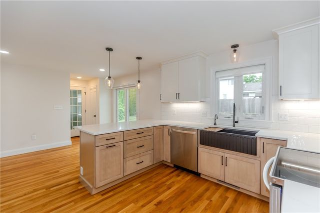 8 Barnes Street, Smithfield, RI 02828