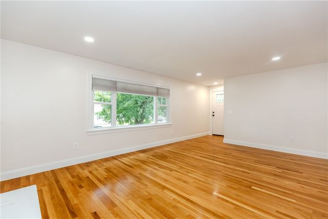 8 Barnes Street, Smithfield, RI 02828