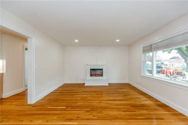 8 Barnes Street, Smithfield, RI 02828